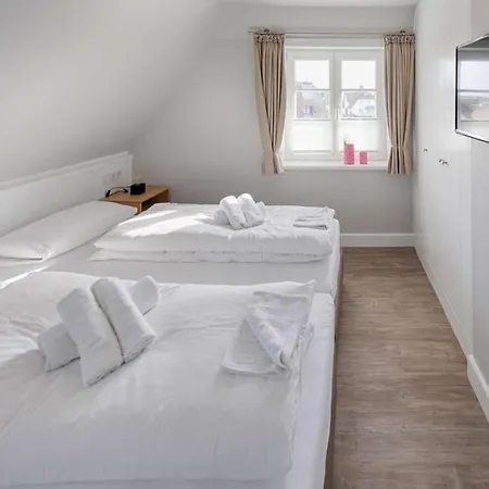 Rantum Dorf - Ferienappartments Im Reetdachhaus 1& 2 شقة