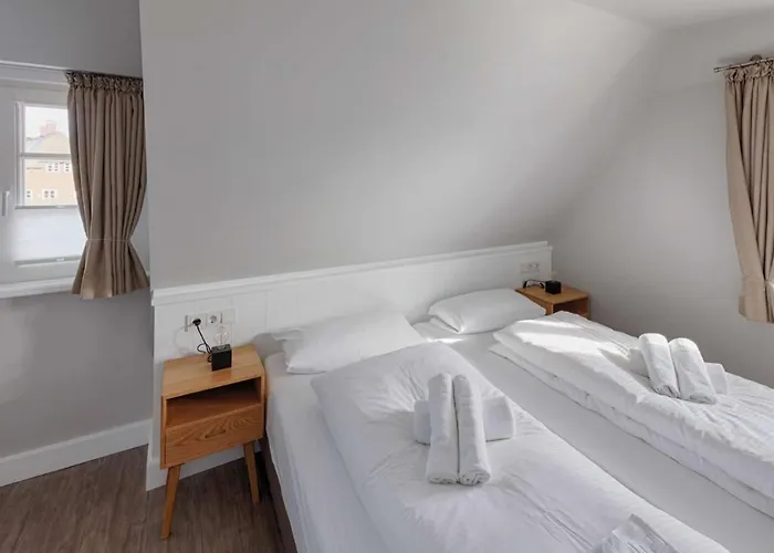 Rantum Dorf - Ferienappartments Im Reetdachhaus 1& 2 *